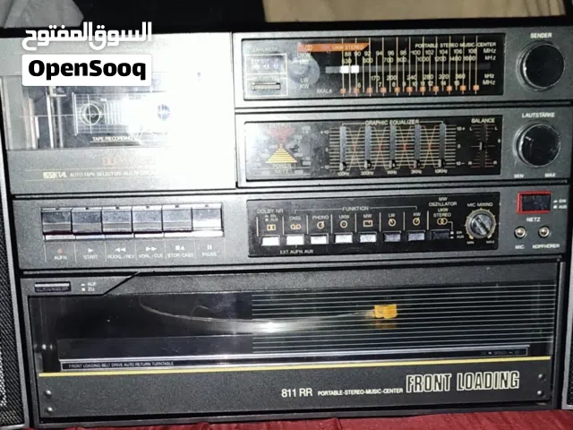هذا الجهاز هو عبارة عن مسجل كاسيت "بومبوكس" (Boombox) عتيق من ماركة TEC، وتحديداً الطراز 811 الذي يت