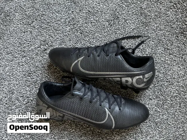 جوتي كوره نايك اوريجينال اصلي حالته كا الجديده نظيف مقاس 42:5 Football shoes Nike original