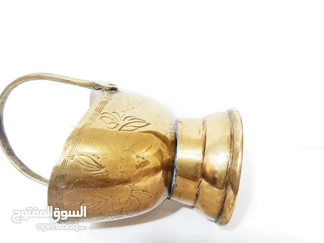 وعاء تقليدي مصنوع يدويا يستخدم لحمل الفحم أو الحطب مزخرف برسومات أنتيك قديم جدا لون ذهبي