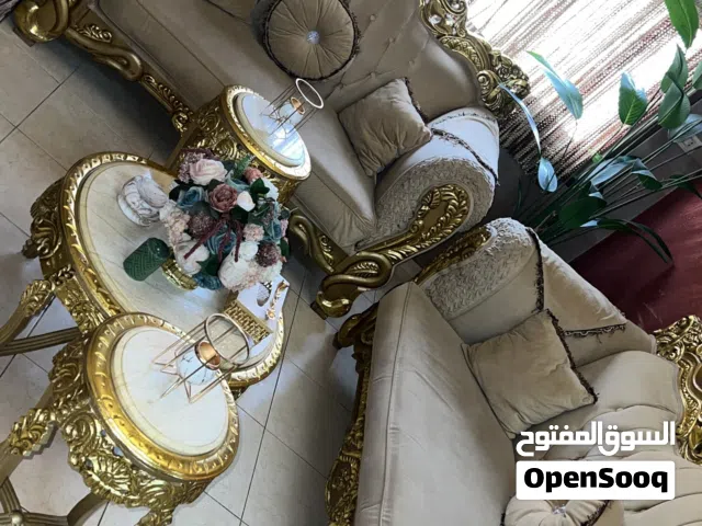 طقم كنب مع طاولات خشب للبيع