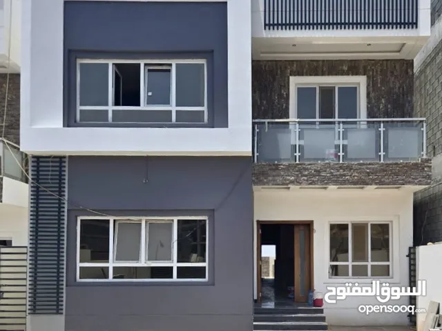 فيلا للبيع في بوشر المنى مكونة من 6 غرف نوم مع مسبح وحديقة ومنطقة للشواء ومواقف للسيارات