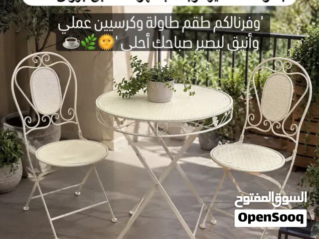 تشكيلة طاولات مع كرسيين بتصاميم أنيقة وعملية تناسب المساحات الصغيرة