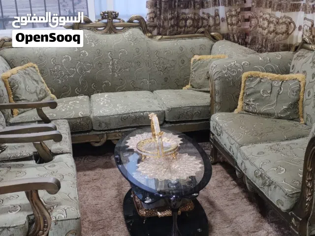طقم كنب بحاله جيده جدا مع طاوله زجاج