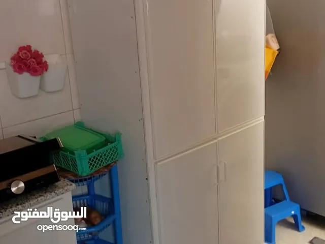 دولاب كبير ودولاب صغير مع الرخامة