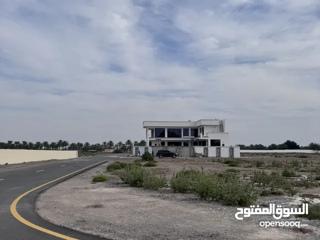 أفضل موقع أراضي الاستثمار و بناء الاستراحات في بركاء على الشارع العام الخط الأول.