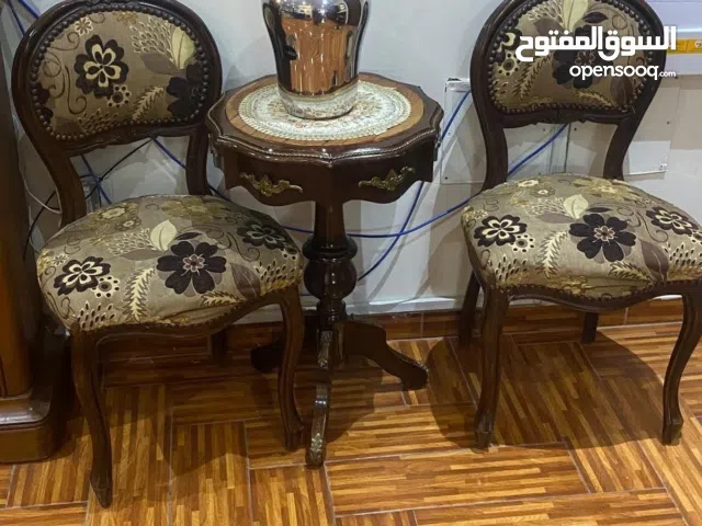 كرسي عدد 2 مع طاولة تحف