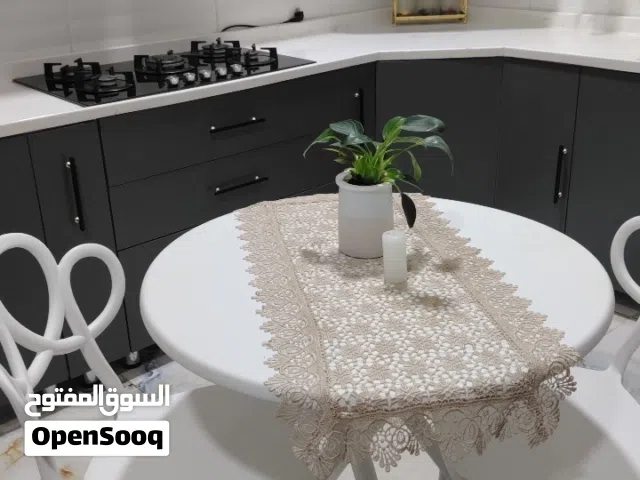 ميز طعام ثقيل