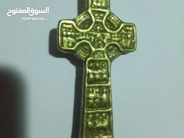 اداة تستخدم لفتح ظروف بريد قديما. كان يصنع في اسكتلندا في القرن الـ19 م. نحاس أصفر حفر يدوي رائع