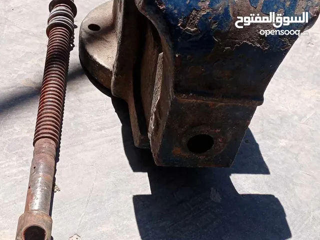 ملزمه حديد الاصلي حجم كبير  بحاجه لا خراطه لتركيب مسنن العامود