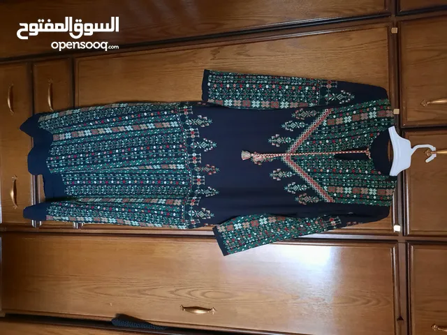 ثوب تطريز يدوي شبه طلس مشغول حبة حبة بلبس وزن 50 -80 كيلو لاصحاب الذوق الرفيع بسعر 200 دينار اردني