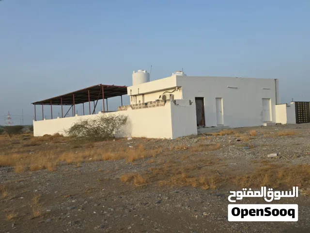 أرض سكني تجاري للبيع فيها دخل 350