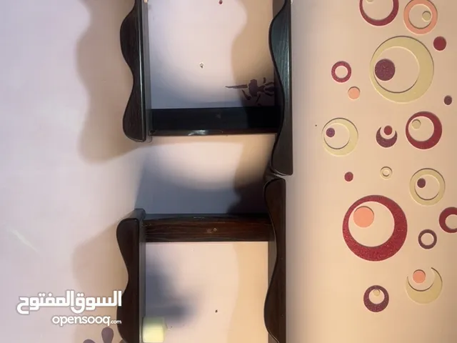 مكتب ومكتبه ورفوف حائط