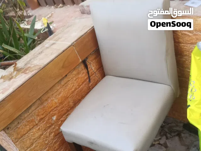 7طاولات وحوالي 20كرسي أو 25كرسي محتاجين تنظيف من التراب فقط