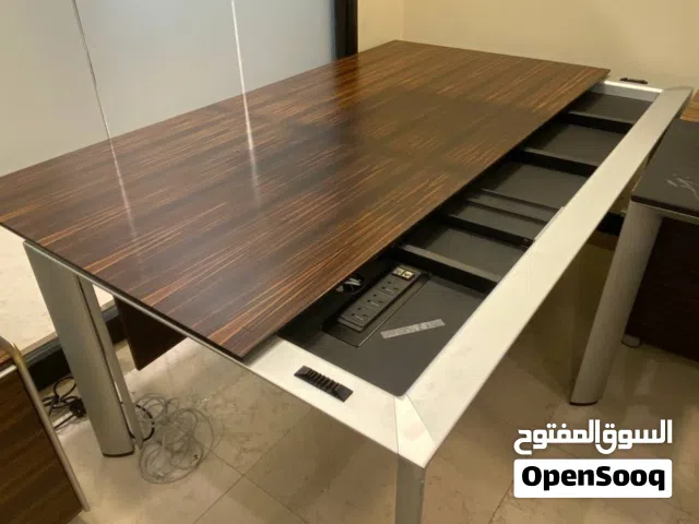 4 طاولات اجتماع , 5 خزائن مكتبية