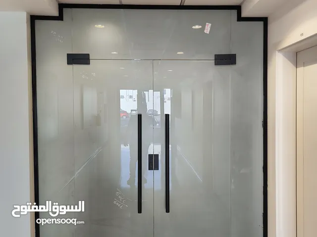 معلمين وفنيين تركيب زجاج السكريت وصيانة الأبواب الزجاجية والكهربائية وتركيب كابينة الشاور والارفف.