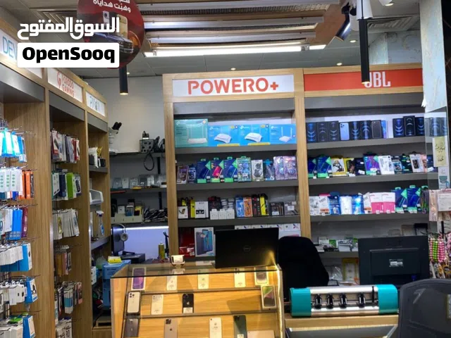 ديكور محل بالكامل شبه جديد للبيع بنصف ثمنه
