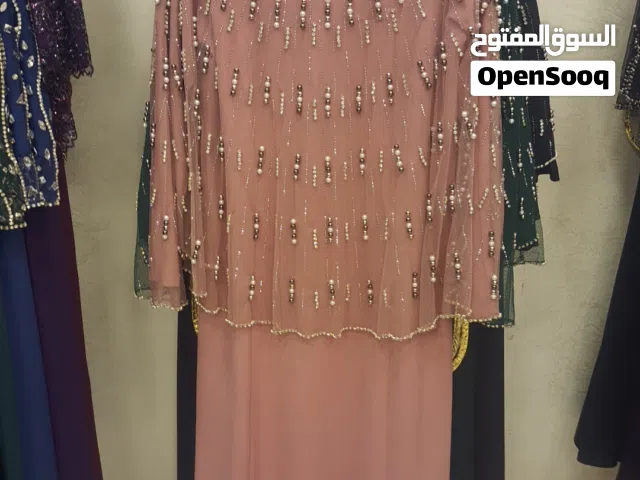 فستان سهره قطعتين لون زهري بارد الفستان ثقيل وراقي جدا شك خرز يدوي