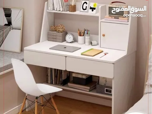 مكتب خشبي مع خزانة جانبية وجرارين و رفوف للكتب بشكل عصري لون ابيض