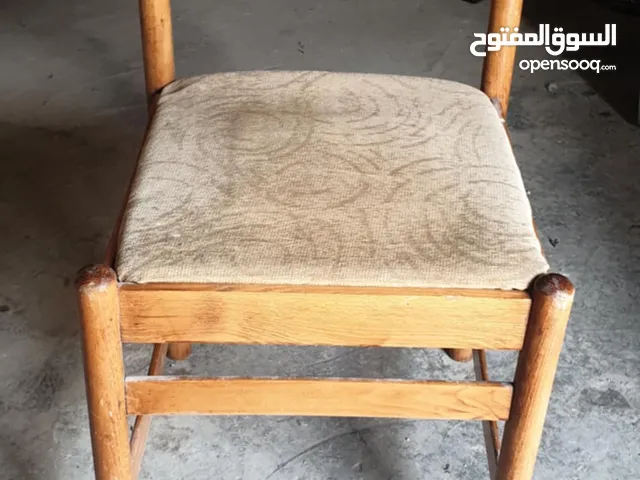 كراسي موجود 6 لون بني وسته ثانية لون الخشب الكراسي زان موضحات ويوجد طاولات سفرا يوجد خدمة توصيل