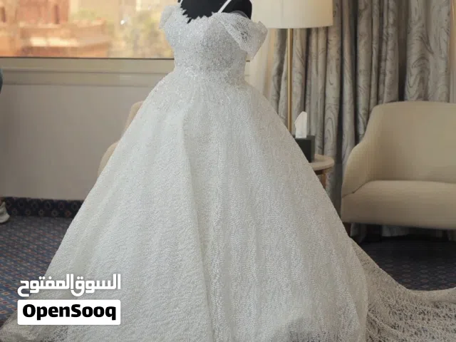 فستان زفاف للبيع شيك وراقي جدا اتلبس ساعتين بس ومعاه هديه حلوه