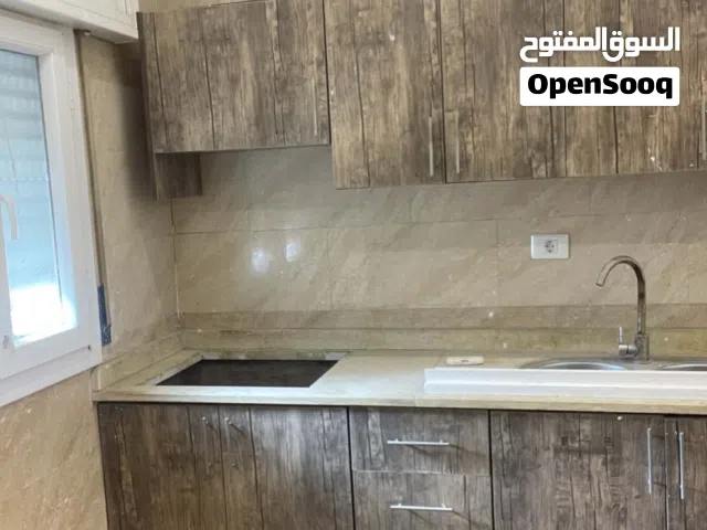 دولاب مطبخ بحالة جيدة جدا مستعمل ولا يحتاج إلا الفك والتركيب حوض الأواني