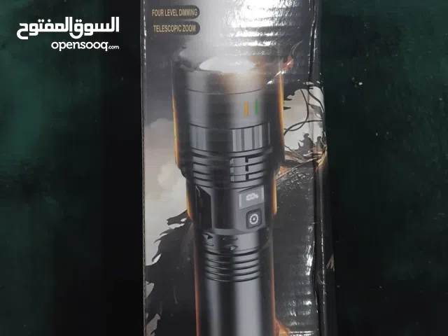 مصباح كشاف قوي جدآ فيه تصغير وتكبير يوصل لمسافه بعيده يستخدم إلى الامن و البحث