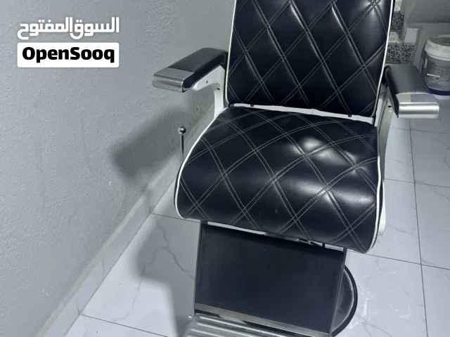 كرسي حلاقه اجنبي بتصميم عصري الجلسه عليه اكثير مريحه اسفنج عالي الجوده ومريح جدا للعمل