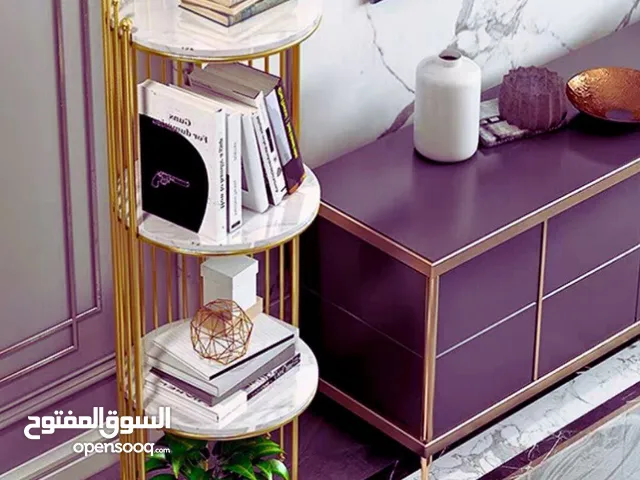 رف ملكي بخشب مطلي رخامي لمسة فخمة ملوكية لبيتك  تصميم فاخر من خشب مطلي رخامي ابيض  هيكل حديد ذهبي