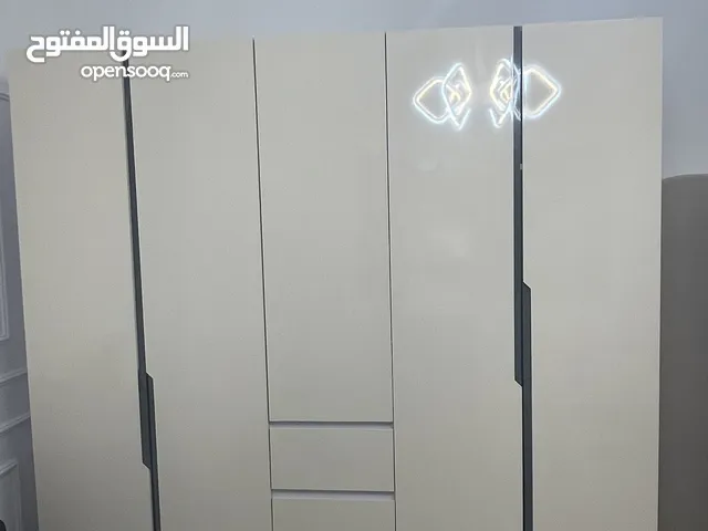 خزانة ملابس + مكتب دراسة بتصميم أنيق ولون موحّد بحالة جيدة - معاً بسعر مميز