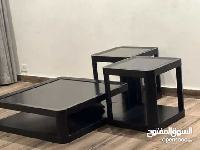 طاولات لون اسود