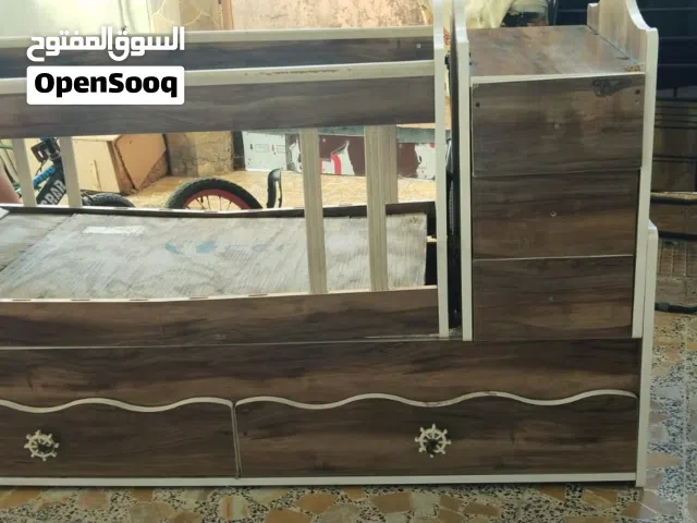 سرير أطفال خشبي مع أدراج تخزين بحالة جيدة + دوشگ