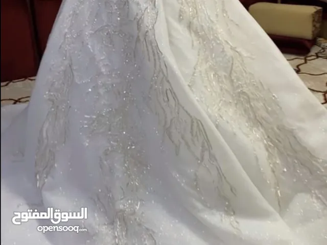 فستان زواج عروسة تفصيل سعودي بتصميم جميل وجديد وعصري (السعر قابل للتفاوض!)