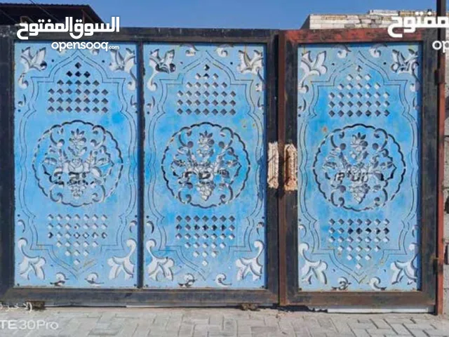 للبيع باب حديد سلايت نظيف مع شبابيك عدد ثنين مع شليمان عدد عشرين