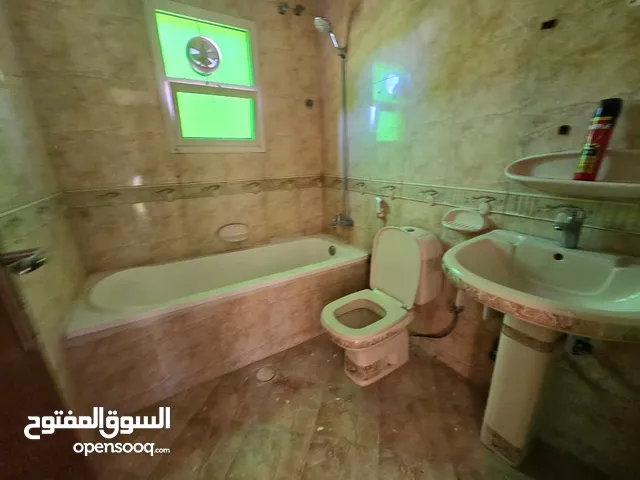 فيلا للايجار في المويهات 2 عجمان. مساحة الارض 5000 قدم مربع. صالة ومجلس 5 غرف. الايجار السنوي