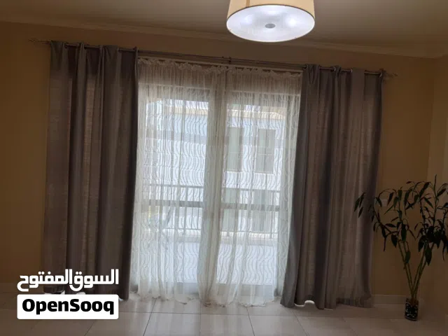ستائر بحالة ممتازة.  عازلة للضوء تفصيل من محل تركي