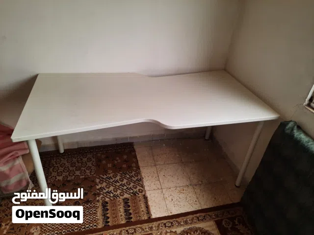 طاولة أنيقة باللون الأبيض حافة مموجة لعدة استخدامات