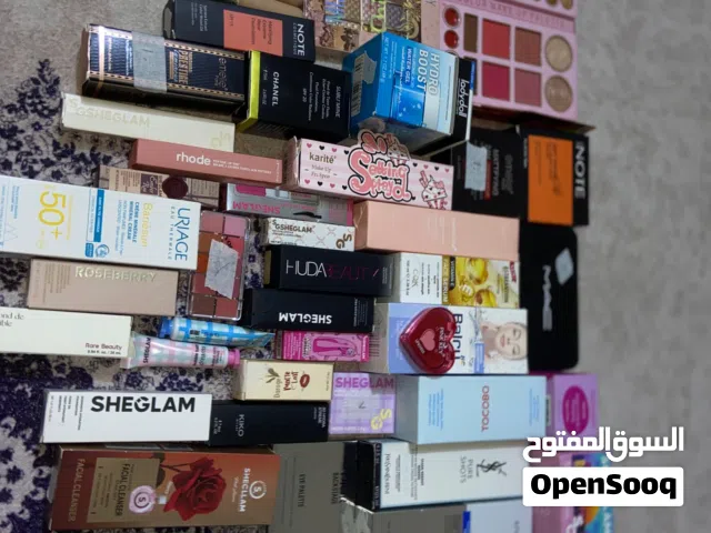 المنتجات الأساسية العناية بالبشرة غسول وجه مرطب سيروم (فيتامين C / هيالورونيك) واقي شمس تونر ماسكات