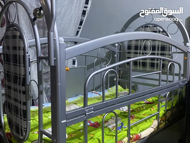 تخت أطفال من عمر حديث الولادة إلى عمر خمس سنين