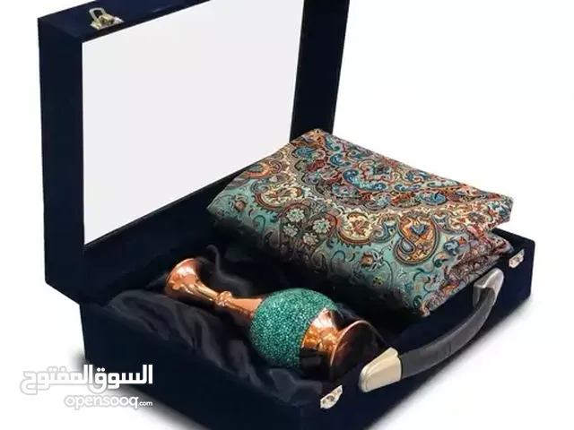 مجموعة هدايا مكونة من مزهرية فيروزية وقماش كشمير وصندوق من الجلد السويدي. هدية من النحاس والفيروز