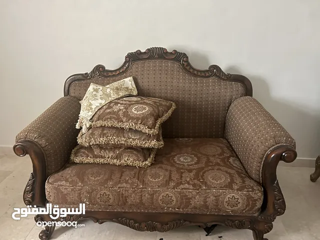 ثلاث كراسي مع طاوله لون بني