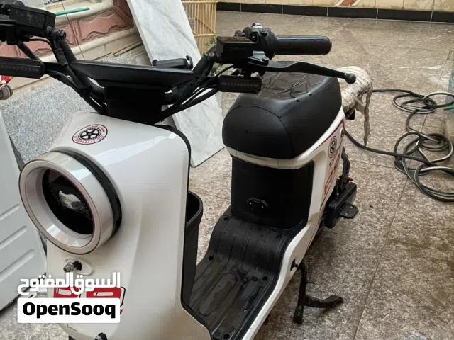 r9 دراجه نضيفه شوفت عينك كلشي شغال بيها كهربائيات وكلشي نقصها بطاريات بس