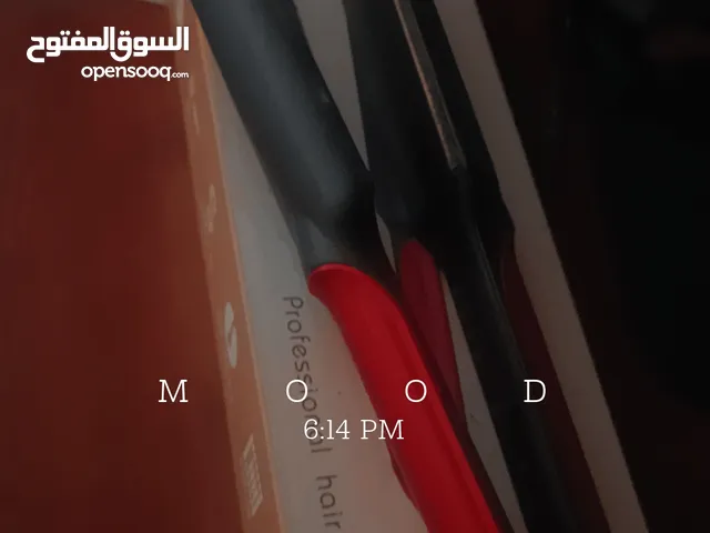 مكواه شعر kemei حالة ممتازة استعمال خفيف جدا معاها الكرتونه الأصليه تسخين سريع درجات حراره متعدده