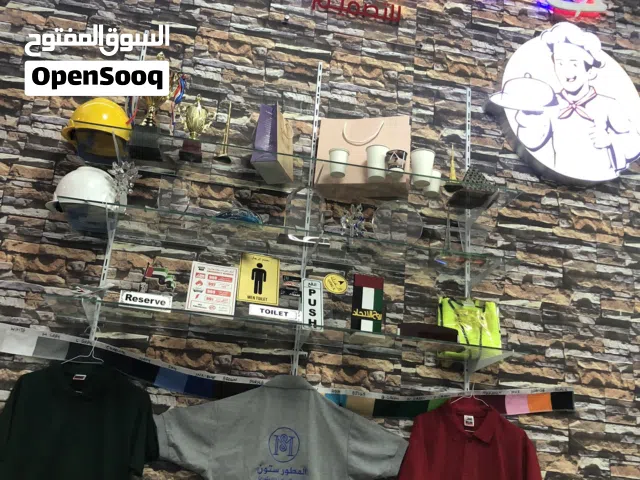 شركة قائمة تعمل في مجال تصنيع اللوحات الخارجية والإعلانات بشكل عام للبيع للضرورة