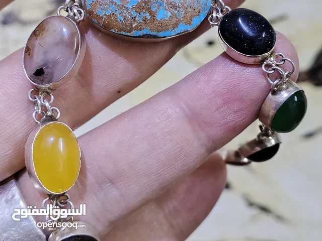 اسوار فضه يحتوي على تسع حجرات حجره كبيره فيروز نيشابوري وعقيق احمر وعقيق شجري ودر النجف وعقيق اسود و