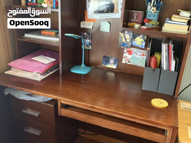 مكتب خشبي بظهر خشبي ورف متحرك للابتوب