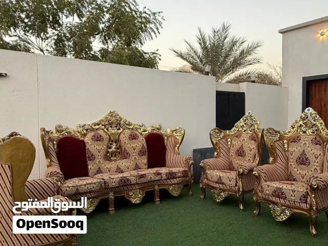 أثاث مصري للمجلس مستعمل للبيع 5 قطع 3 كراسي منفرده 1 كرسي واحد مال 4  أشخاص 1 طاولة  السهر 200 ريال
