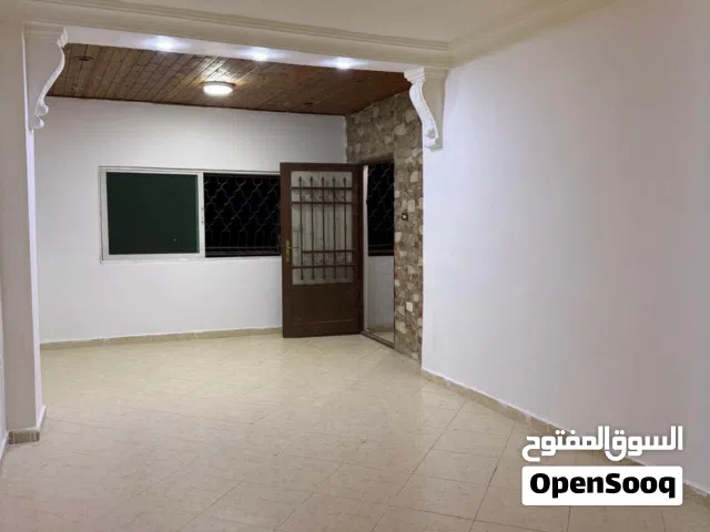 شقه للإيجار ثلاث غرف ومطبخ وحمام وبلكونه طابق ثاني