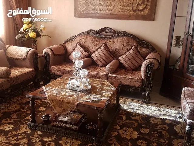 طقم كنب سبع مقاعد وسفرة ثمانية مقاعد للبيع