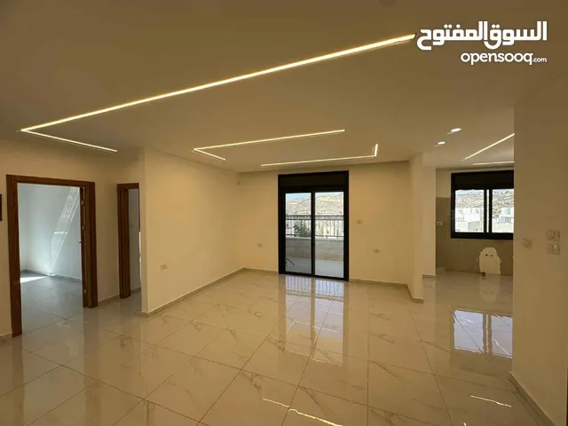 شقه مع حديقه للبيع في منطقه بيرزيت