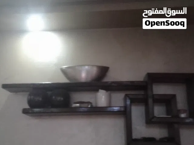 سفرة مع8مقاعد خشب تقيل وحالة ممتازة مع. فضية وتعليق خشب على الحائط بسعر مغري بداعي السفر